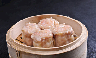 竹制蒸笼里的美味鲜虾烧麦