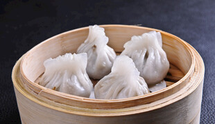 竹制蒸笼里的美味小笼包