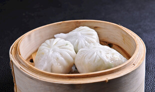 竹笼里的美味鲜肉小笼包