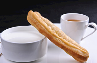 油条配豆浆与茶的早餐