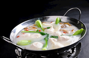 锅中美味饺子蔬菜火锅