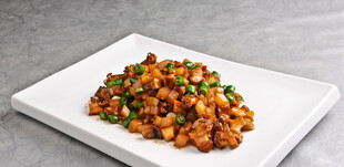 美味宫保鸡丁摆于白盘