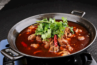 香辣美味的红烧兔肉火锅