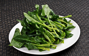 一盘鲜嫩菠菜