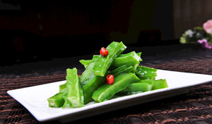 清炒四角豆摆于白盘