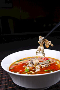 鲜香牛蛙汤美味诱人