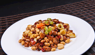 美味宫保鸡丁摆于盘中