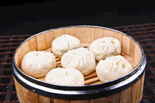 竹笼里的美味鲜肉小笼包