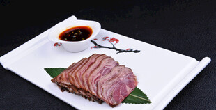精致摆盘酱牛肉