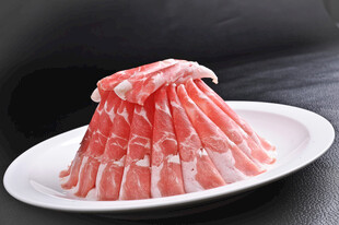 新鲜堆叠的美味羊肉卷