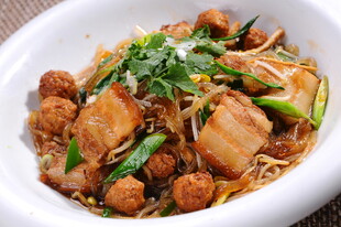 美味炒面配肉丸与蔬菜