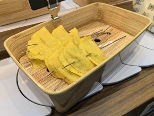竹制托盘上的黄色手套