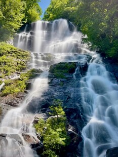 山间瀑布美景