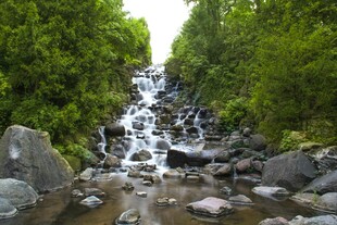 山间溪流穿石过