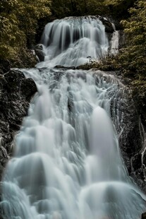 山间瀑布流水美景