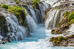 山间瀑布流水景观
