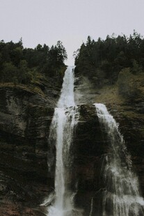 山间瀑布景观