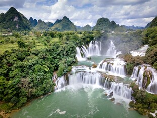 德天瀑布壮丽山水景观