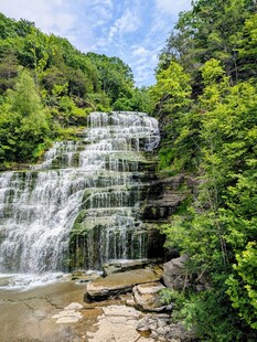 山间瀑布