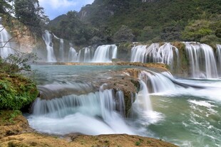 壮丽山水间的层叠瀑布