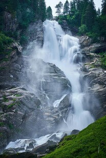 山间瀑布美景