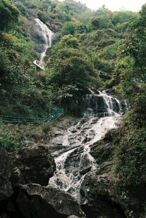 山间瀑布