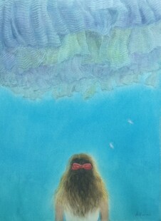 女孩望向梦幻蓝色水下世界