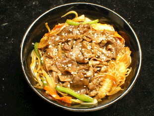 牛肉蔬菜拌饭