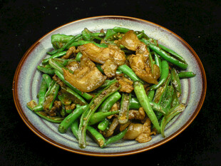 豆角炒肉块