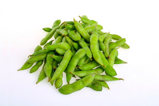 新鲜翠绿的毛豆荚
