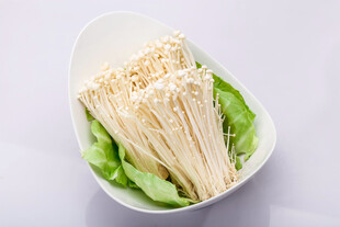 碗中鲜嫩金针菇配绿叶