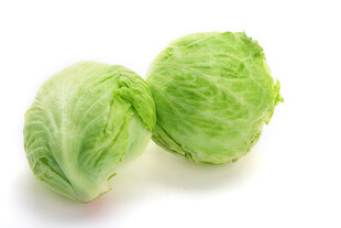 两颗新鲜圆生菜