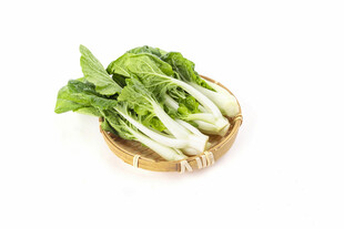 木盘里的鲜青菜