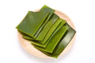 木盘上的新鲜海带