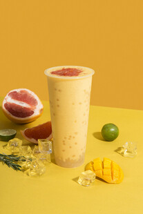 芒果西柚饮品与鲜果展示