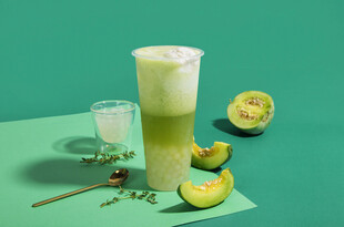 清新抹茶饮品与水果组合