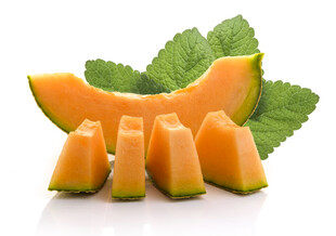 切块甜瓜配绿叶