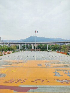 广场景观  远处建筑庄严