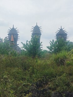 云雾中的奇特山峰景观