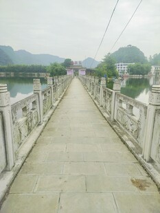 石桥漫步  远山近景入画