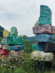 彩色石头堆叠景观