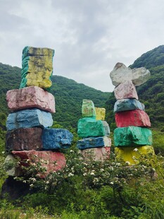 彩色石堆装点山间美景