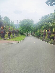 林荫道路 雕塑点缀其间