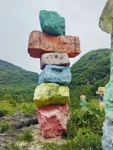 彩色石块堆叠的独特景观