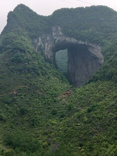 天然穿山巨洞景观