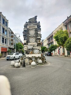城市街角的古老喷泉景观