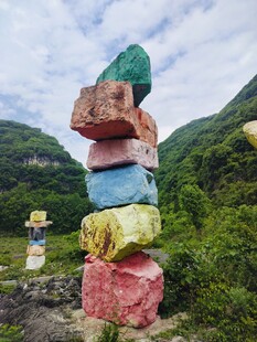 多彩石块堆叠于山间美景