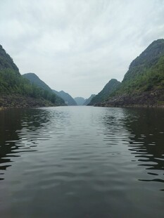 宁静山水间的悠悠水面