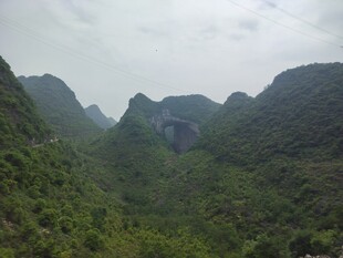山峦叠翠的绿色山谷