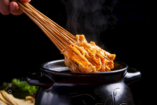 美味串串香锅中热气升腾
